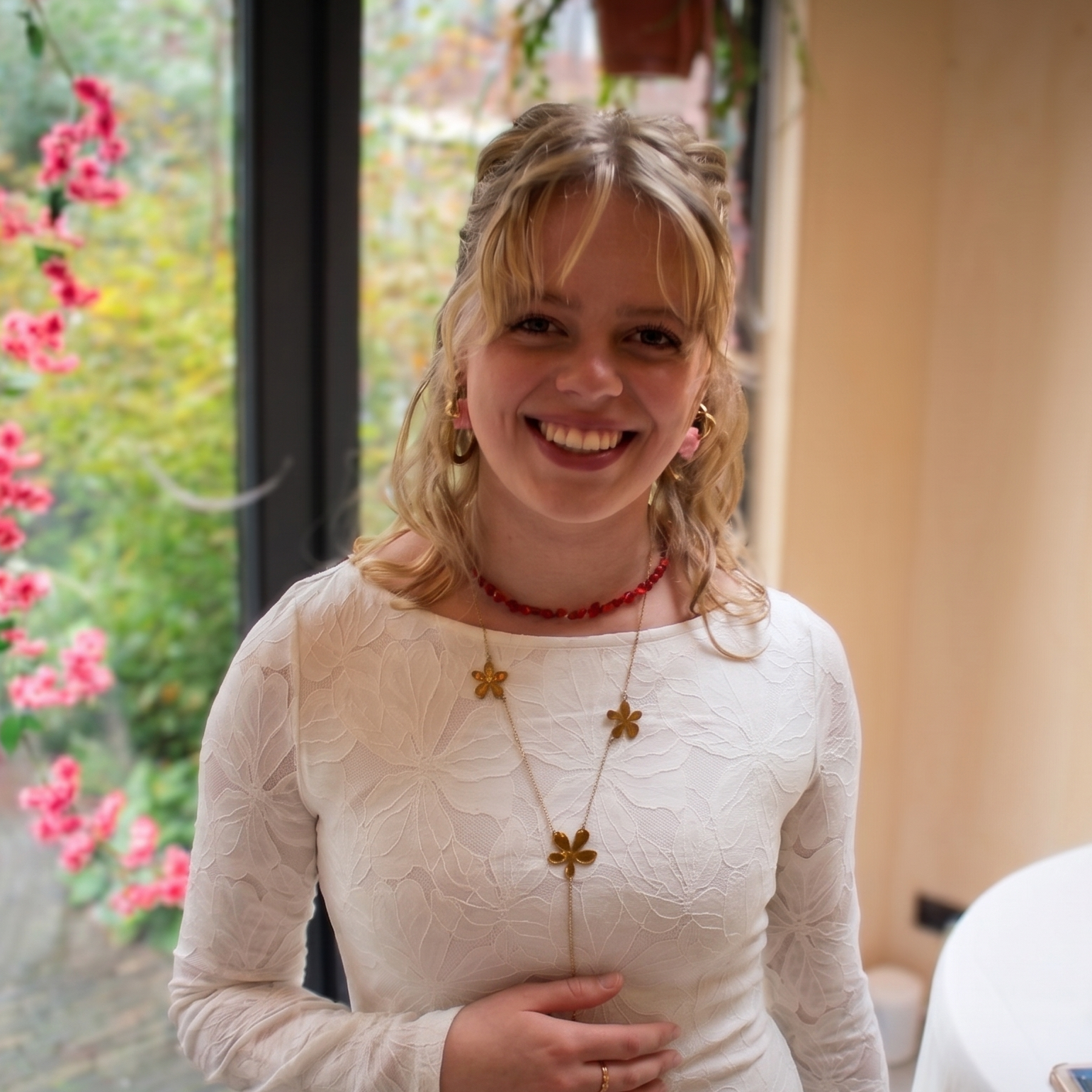 Sara aan het werk in het atelier