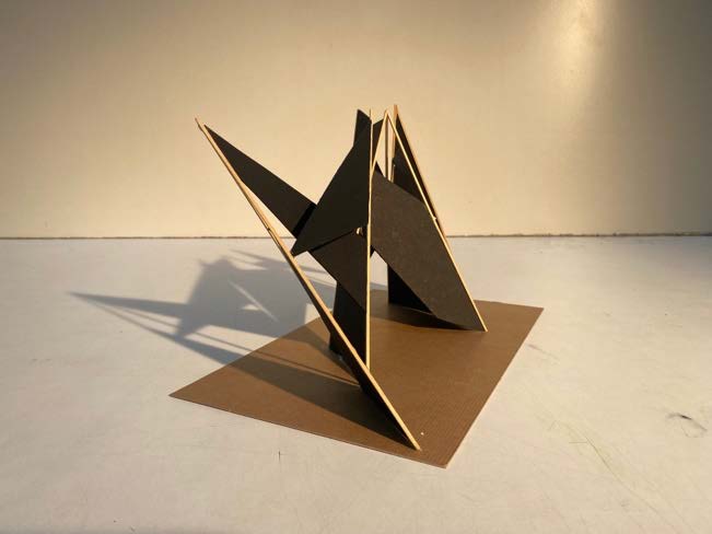Maquette van snijdende vlakken in karton en hout
